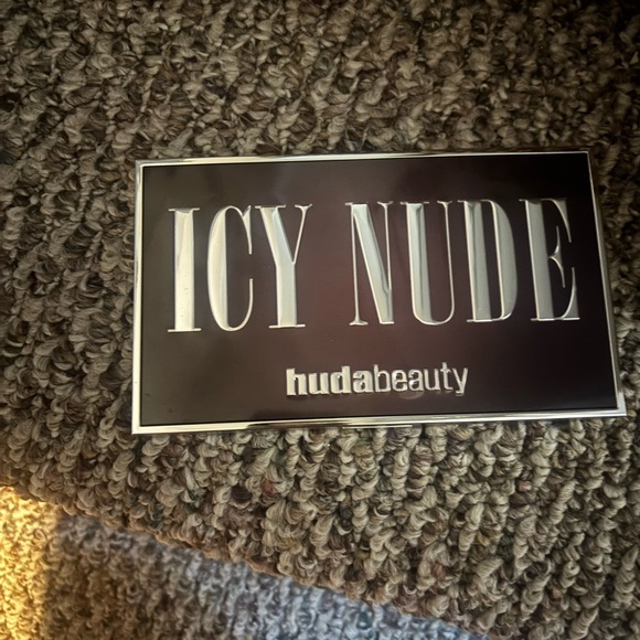 HUDA BEAUTY Icy Nude Palette with Pink and Gold Hues - Picture 4 of 8